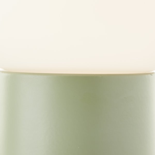 Camille 20cm Grønn bordlampe Fra Brilliant - Med en diameter på 17 cm og en høyde på 20 cm er Camille både praktisk og dekorativ.