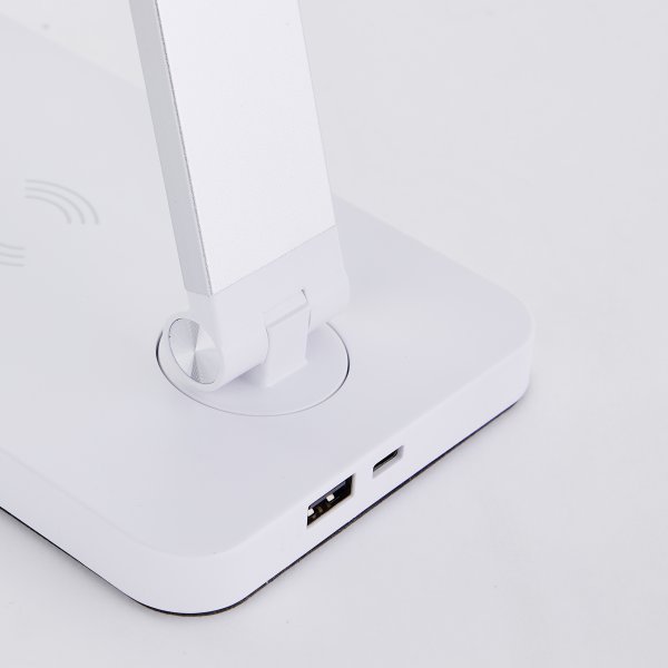 Florence 38cm Hvit skrivebordslampe Fra Brilliant - Den har en trådløs ladefunksjon og en innebygd USB-port for enkel lading av enhetene dine.