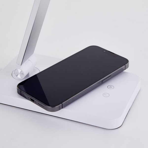 Florence 38cm Hvit skrivebordslampe Fra Brilliant - Den har en trådløs ladefunksjon og en innebygd USB-port for enkel lading av enhetene dine.