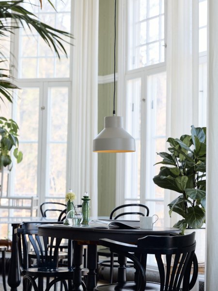 Solo Ø26 Beige Taklampe Fra PR Home - Taklampe Solo er en mindre taklampe i metall.