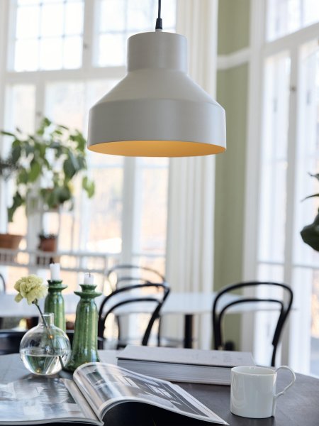Solo Ø26 Beige Taklampe Fra PR Home - Taklampe Solo er en mindre taklampe i metall.