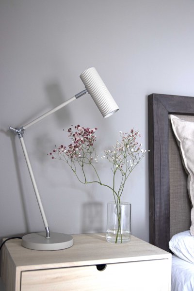 Hubble Read 45cm Beige skrivebordslampe Fra Globen Lighting - Lampen er laget av mattlakkert stål/aluminium og har en 200 cm lang tekstilledning med strømbryter og støpsel.