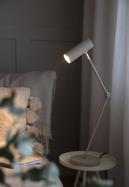 Hubble Read 45cm Beige skrivebordslampe Fra Globen Lighting - Lampen er laget av mattlakkert stål/aluminium og har en 200 cm lang tekstilledning med strømbryter og støpsel.