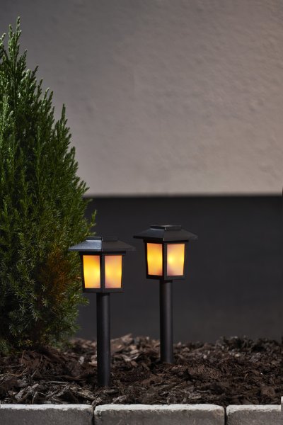 Flame Mini 2-p Svart solcellelampe Fra Star Trading - 2p solcellepullert med et flammende lys.