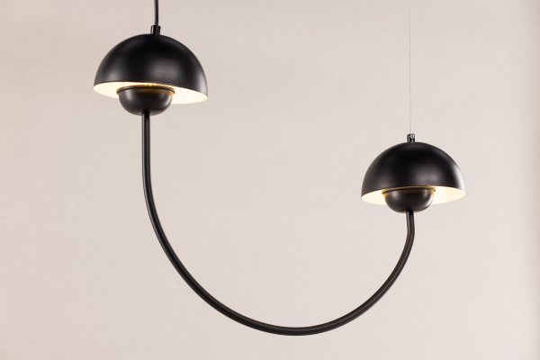 Lyckorna 55cm Svart Taklampe Fra Venture Design - Denne lampen er perfekt for de som &oslash;nsker en dekorativ, men samtidig stilig lampe med et mykt design som passer inn i de fleste rom og interi&oslash;rstiler.