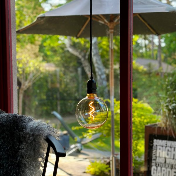 Gravity Svart Fra Lightson - Sammen skaper Gravity og lyskilden en lampe som kan henges over et spisebord, salongbord, eller i et hjørne av for eksempel en pergola.