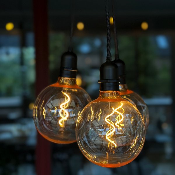 Gravity Svart Fra Lightson - Sammen skaper Gravity og lyskilden en lampe som kan henges over et spisebord, salongbord, eller i et hjørne av for eksempel en pergola.