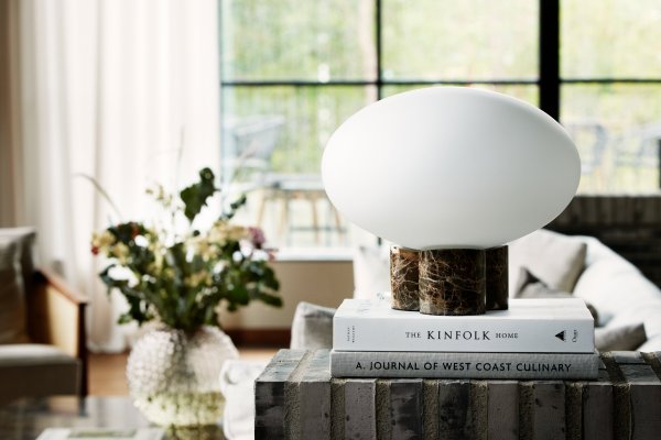 Mammut 25cm Brun bordlampe Fra Globen Lighting - Mammut er en eksklusiv og leken bordlampe med sine korte ben og store glasskuppel.