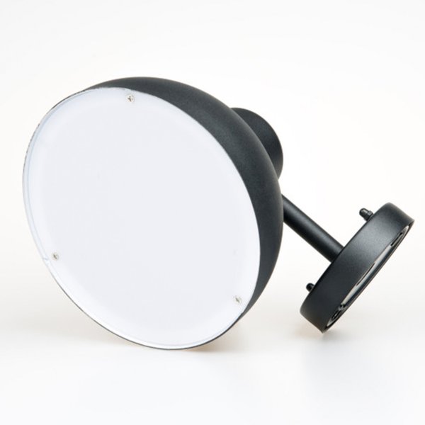 Hadsten Svart utendørslampe Fra Dyberg Larsen - Lampen sprer lyset nedover og kommer i en matt sort finish, som gjør den stilig og allsidig for ulike utemiljøer.