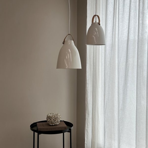 Copenhagen Ø26 Høyglans hvit Taklampe Fra Dyberg Larsen - Copenhagen lampen er tilgjengelig i tv&aring; modeller: sort med svart lærreim og hvit med brun lærreim, samt i to forskjellige størrelser.