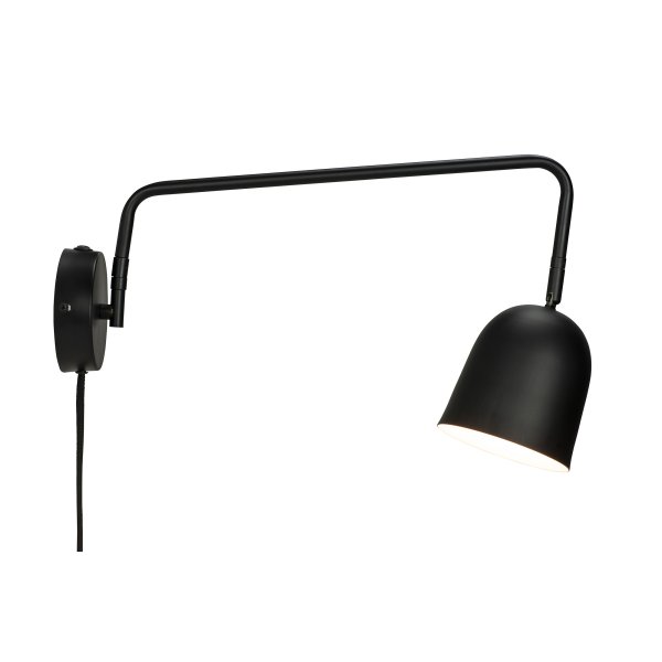Manchester 45cm Svart vegglampe Fra Dyberg Larsen - Armen på lampen svinger fra side til side og strekker seg 45 cm fra veggen til det ytterste punktet på skjermen.