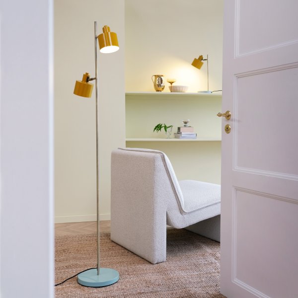 Ocean Flerfarget gulvlampe Fra Dyberg Larsen - Havgulvlampe i fargene Curry/Brass/Turquoise har en metallkonstruksjon, kan vinkles opp og ned, og leveres med fotbryter på sokkelen.