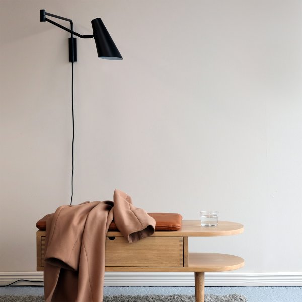 Noa 83cm Svart vegglampe Fra Dyberg Larsen - Noa er en serie med et elegant og minimalistisk uttrykk.