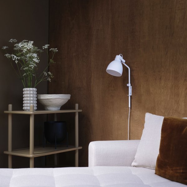 Coast 48cm Hvit vegglampe Fra Dyberg Larsen - Coast er enkel å montere med en enkel brakett og passer både i moderne leiligheter og klassiske hus.
