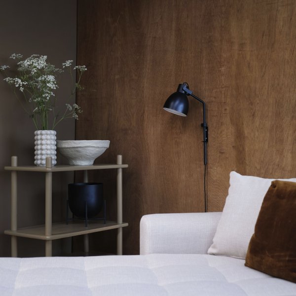 Coast 48cm Svart vegglampe Fra Dyberg Larsen - Coast er enkel å montere med en enkel brakett og passer både i moderne leiligheter og klassiske hus.