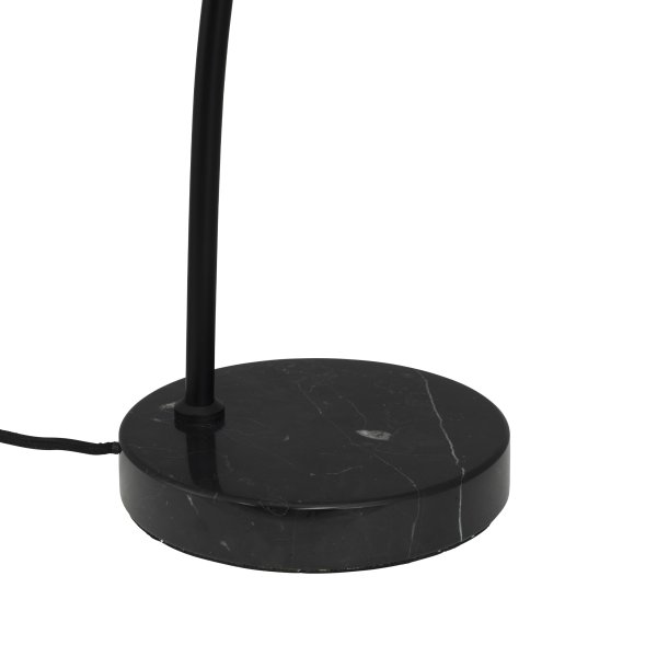Eric 48cm Svart skrivebordslampe Fra Dyberg Larsen - Oppdag den elegante Eric bordlampen med sin unike marmorsokkel og buede detaljer som gir den et sofistikert utseende.