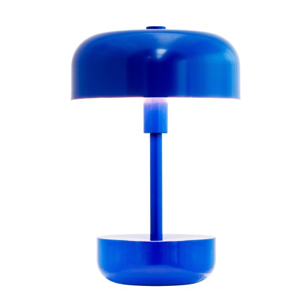 Haipot 25cm Blå bærbar Fra Dyberg Larsen - Haipot LED-bordlampen i blått er lett å flytte rundt på og kan brukes både innendørs og utendørs, noe som gjør den perfekt for å skape en varm atmosfære ved trebordet eller rundt i hjemmet.