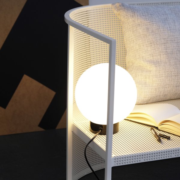 Barcelona 23cm Høyglans sort bordlampe Fra Dyberg Larsen - Barcelona er en enkel og elegant lampe med sokkel i blank svart metall og en frostet opalglass-globe som sprer et behagelig lys i omgivelsene.