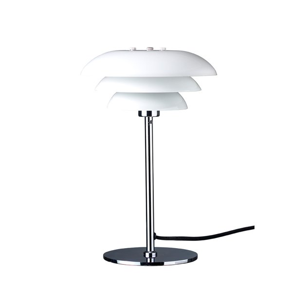 DL20 30cm Krom bordlampe Fra Dyberg Larsen - DL20 med opalglass og krombunn gir hjemmet ditt en elegant og stilig oppgradering.
