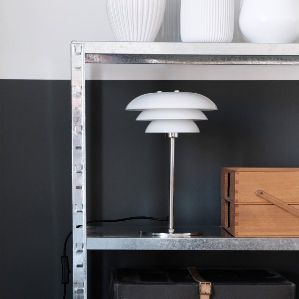 DL20 30cm Krom bordlampe Fra Dyberg Larsen - DL20 med opalglass og krombunn gir hjemmet ditt en elegant og stilig oppgradering.