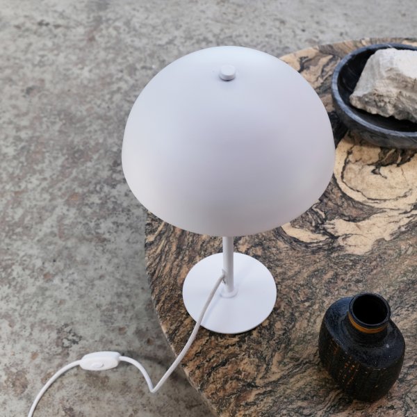 Stockholm 40cm Hvit bordlampe Fra Dyberg Larsen - Den lille hvite bordlampen i Stockholm-serien, med en høyde på 38 cm, er ideell for å gi lys i bokhyllen, på en smal hylle, vinduskarmen, nattbordet og mange andre steder.
