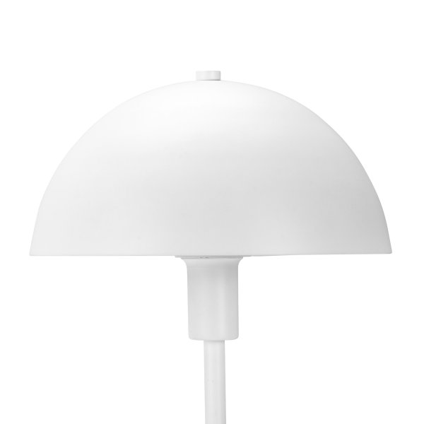 Stockholm 40cm Hvit bordlampe Fra Dyberg Larsen - Den lille hvite bordlampen i Stockholm-serien, med en høyde på 38 cm, er ideell for å gi lys i bokhyllen, på en smal hylle, vinduskarmen, nattbordet og mange andre steder.
