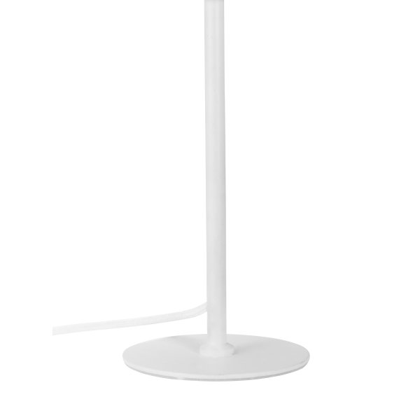 Stockholm 40cm Hvit bordlampe Fra Dyberg Larsen - Den lille hvite bordlampen i Stockholm-serien, med en høyde på 38 cm, er ideell for å gi lys i bokhyllen, på en smal hylle, vinduskarmen, nattbordet og mange andre steder.