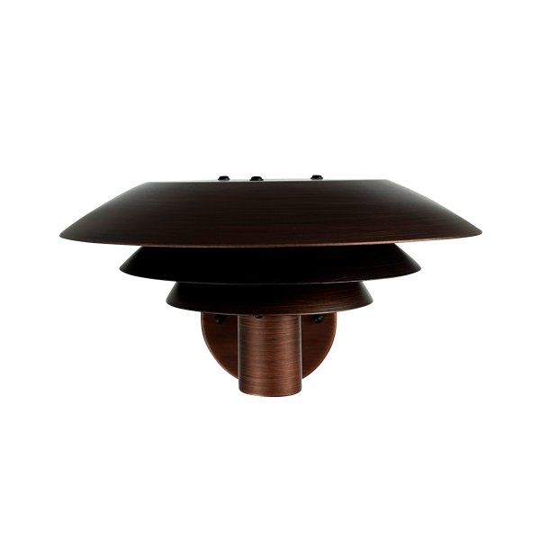 DL25 Kopper utendørslampe Fra Dyberg Larsen - Med sina tre ikoniska lampsk&auml;rmar sprider den ett fascinerande ljus, idealiskt f&ouml;r att skapa en st&auml;mningsfull atmosf&auml;r l&auml;ngs fasaden eller i andra utomhusmilj&ouml;er.