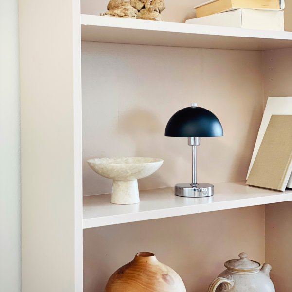 Malmø LED 23cm Krom bærbar Fra Dyberg Larsen - Den svart- och kromf&auml;rgade metallen ger en elegant touch, och med sin kompakta storlek passar den perfekt p&aring; nattduksbord, skrivbord eller som dekorativ belysning.