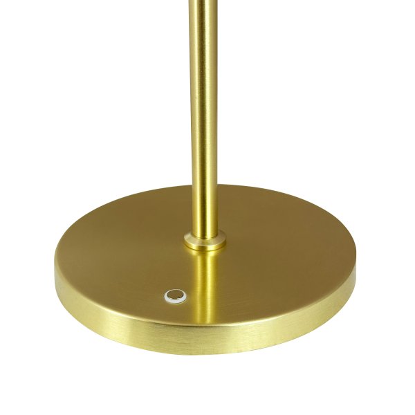 DL20 LED 30cm Messing bærbar Fra Dyberg Larsen - Den uppladdningsbara lampan har en h&ouml;jd p&aring; 30 cm och en lampsk&auml;rmsdiameter p&aring; 20 cm, vilket g&ouml;r den perfekt f&ouml;r s&auml;ngbordet, skrivbordet eller en mysig h&ouml;rna.
