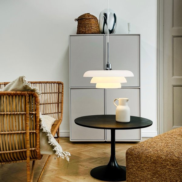 Ava Ø40 Opal Taklampe Fra Dyberg Larsen - Gi hjemmet ditt et stilig preg med den vakre Ava takpendelen fra Dyberg Larsen, en lampe med dansk design som kombinerer enkelhet og eleganse.