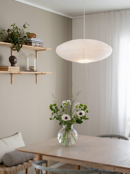 Yuni Skjerm Ekskl. Oppheng Ø58 Hvit Taklampe Fra PR Home - Yuni er ellipseformet med en diameter p&aring; 58 cm og en h&oslash;yde p&aring; 23 cm.