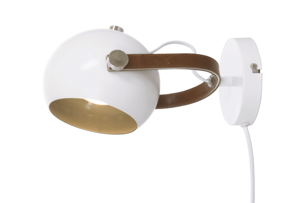 Bow Hvit leselampe Fra Aneta Lighting - Bow vegglampe i hvitlakkert metall med detaljer i krom og sort skinn.