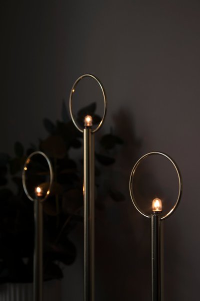 Natale Messing Fra Globen Lighting - Lampen er laget av messingfarget metall og leveres komplett med lyspærer, en 200 cm lang sort kabel med sort bryter, transformator og støpsel.