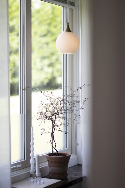 Bowl Ø15 Hvit vinduslampe Fra Globen Lighting - Liten elegant glasspendel med detaljer i b&oslash;rstet messing.