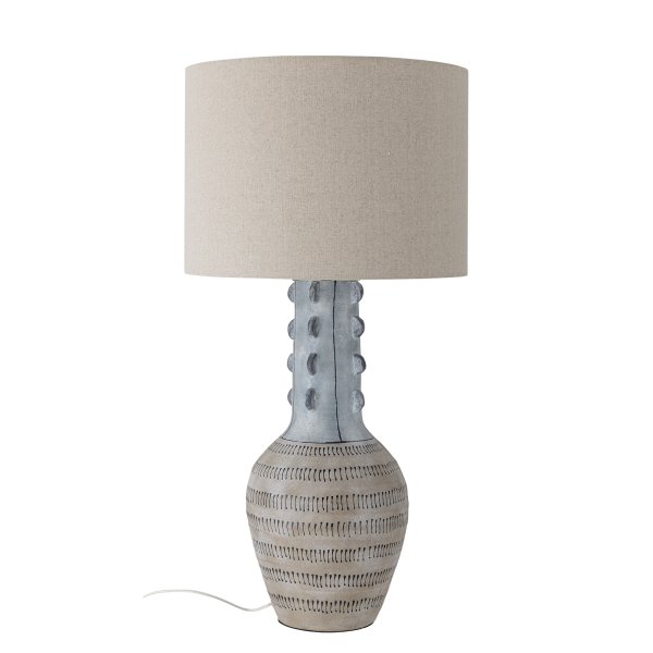 Gadiela Blå gulvlampe Fra Bloomingville - De graverte grafiske detaljene gir lampen et skulpturelt og kunstnerisk uttrykk, noe som gj&oslash;r den til et perfekt blikkfang &ndash; uansett om du plasserer den i stuen eller i et hj&oslash;rne av soverommet.