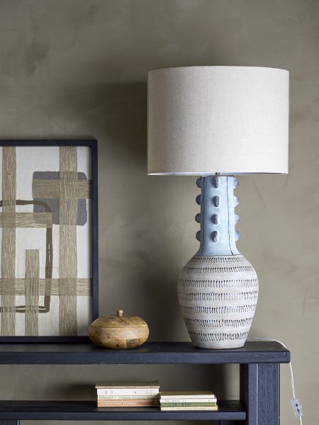 Gadiela Blå gulvlampe Fra Bloomingville - De graverte grafiske detaljene gir lampen et skulpturelt og kunstnerisk uttrykk, noe som gj&oslash;r den til et perfekt blikkfang &ndash; uansett om du plasserer den i stuen eller i et hj&oslash;rne av soverommet.