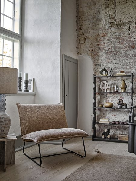 Gadiela Blå gulvlampe Fra Bloomingville - De graverte grafiske detaljene gir lampen et skulpturelt og kunstnerisk uttrykk, noe som gj&oslash;r den til et perfekt blikkfang &ndash; uansett om du plasserer den i stuen eller i et hj&oslash;rne av soverommet.
