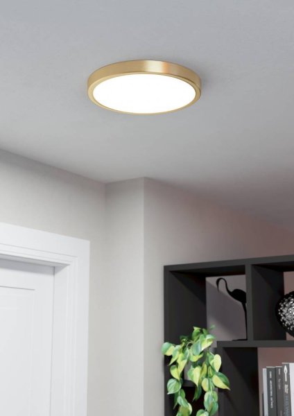 Fueva Ø28 Børstet messing plafond Fra Eglo - Den runde formen og den hvite diffusoren sprer et jevnt og behagelig lys som er perfekt for &aring; lyse opp b&aring;de og store rom.