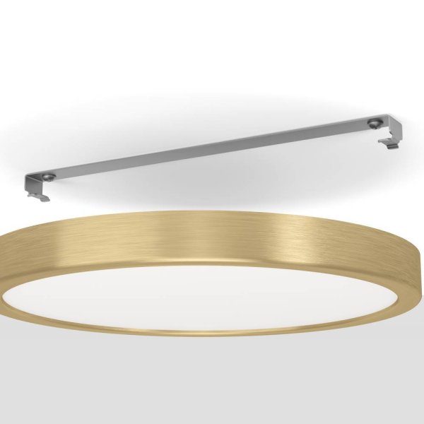 Fueva Ø28 Børstet messing plafond Fra Eglo - Den runde formen og den hvite diffusoren sprer et jevnt og behagelig lys som er perfekt for &aring; lyse opp b&aring;de og store rom.