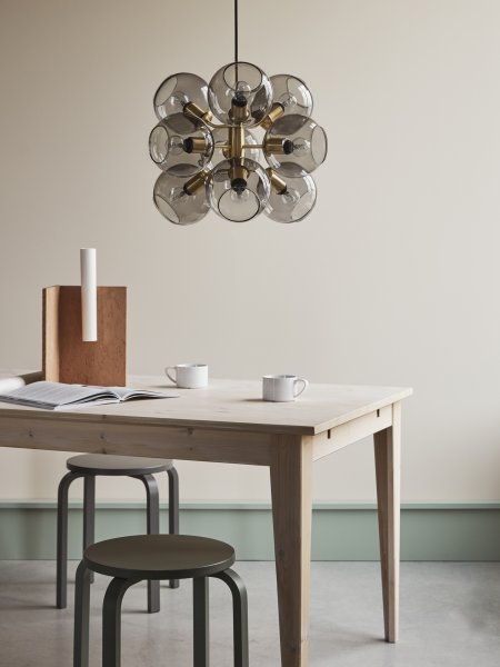 Tage 50 Ø45 Messing Taklampe Fra CO Bankeryd - Lampen egner seg til å henges høyere i stuetaket, i et soverom for et mykt allmennlys, eller over et spisebord hvor den tar over og blir et uttrykksfullt blikkfang.