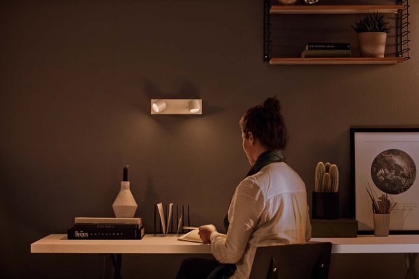 Star 2 Hvit spotlight Fra Philips - Med Philips Clockwork WarmGlow LED-spotlights kan du jevnt dimme til r&oslash;d lysstyrke &ndash; fra funksjonell belysning med mye lys til en koselig og innbydende varm gl&oslash;d.