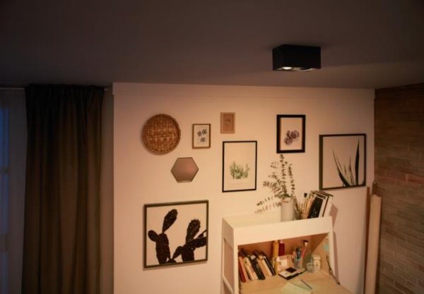 Box 2 Svart spotlight Fra Philips - Med Philips WarmGlow LED-spotlights kan du jevnt dimme til r&oslash;d lysstyrke &ndash; fra funksjonell belysning med mye lys til en koselig og innbydende varm gl&oslash;d.