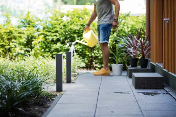 Stratosphere 42cm Antrasitt pullerter Fra Philips - varer lenger enn tilsvarende Philips LED-utelys &ndash; og bruker 50 % mindre energi.