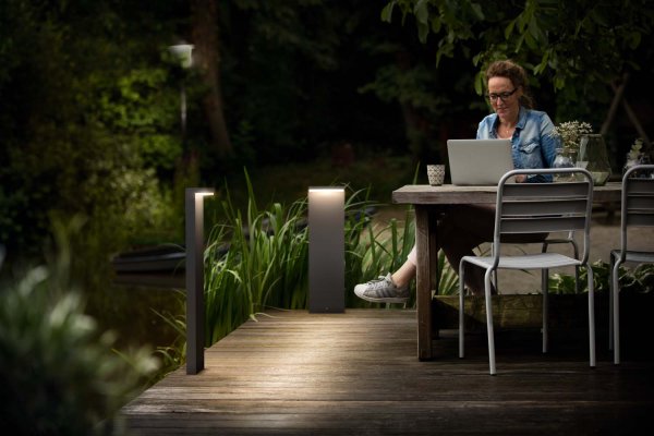 Bustan 77cm Antrasitt pullerter Fra Philips - varer lenger enn tilsvarende Philips LED-utelys &ndash; og bruker 50 % mindre energi.