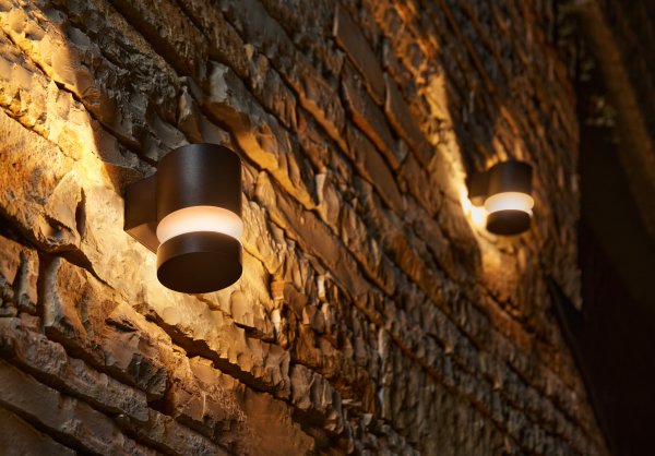 Laven Svart utendørslampe Fra Philips - Designet i henhold til de nyeste trendene og livsstilene, skaper denne Laven utendørslampen stemningen du alltid har ønsket deg.