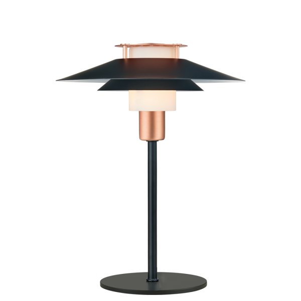 Rivoli 33cm Kopper bordlampe Fra Halo Design - Rivoli er ikke bare en praktisk lampe, men også en stilig interiørdetalj som gir hjemmet ditt et eksklusivt preg.