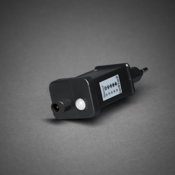 Lysslynge LED 8m Svart Fra Pixie Design - Den innebygde 5-trinnsdimmeren og den smarte timerfunksjonen, som automatisk sl&aring;r lysene p&aring; i 8 timer og av i 16 timer, gj&oslash;r det enkelt &aring; tilpasse belysningen til dine behov.