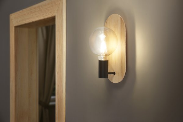 Wood 30cm Natur vegglampe Fra Ledvance - Tre har en rustikk design med sin treveggplate.