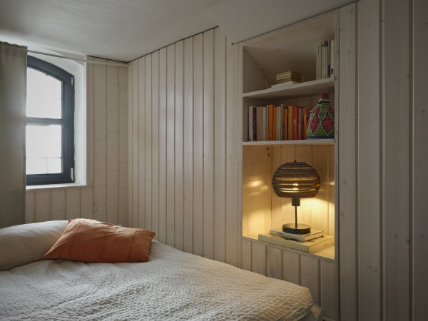 Cardboard Ball 38cm Brun bordlampe Fra Ledvance - Skjermen laget av flere lag papp skaper et vakkert lysspill i rommet n&aring;r det er opplyst og bidrar til en varm og naturlig atmosf&aelig;re.